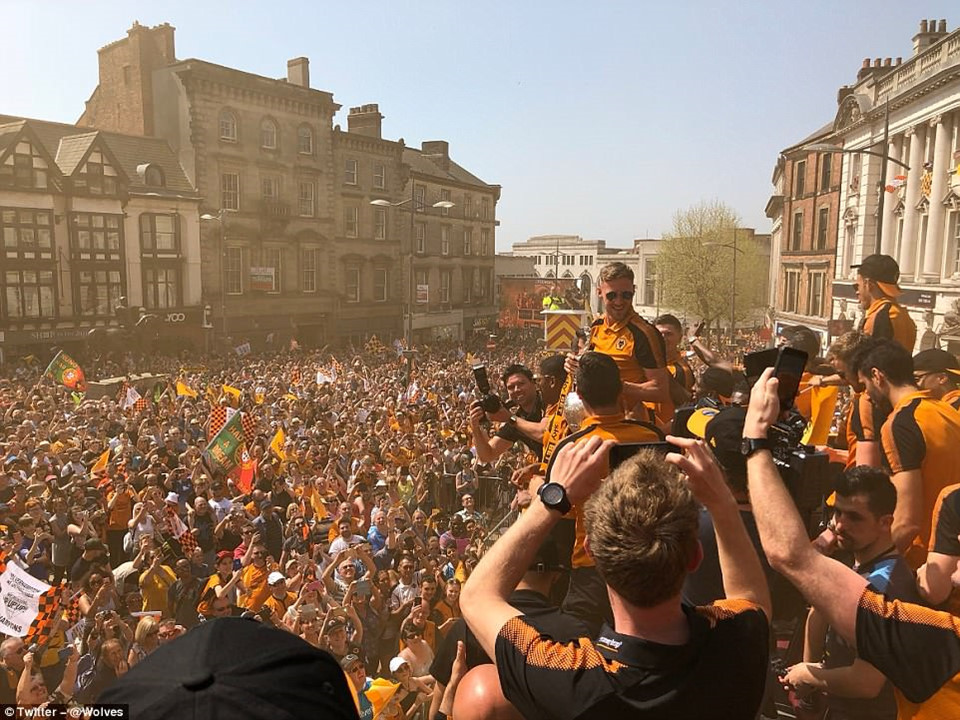 Đường phố chuyển màu vàng ngày Bầy sói trở lại Premier League